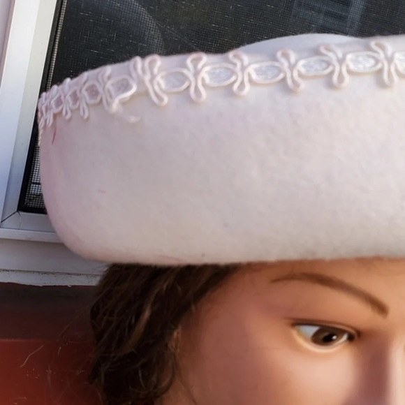 Vintage Ivory felt Soutache hat - Picture 5 of 8
